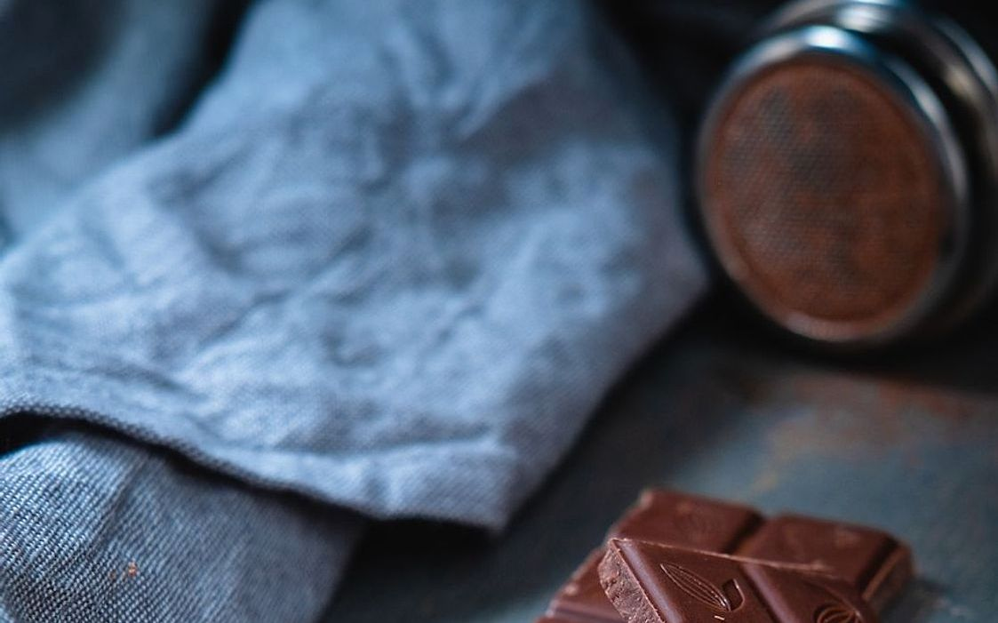 Un caramelo de canela recién hecho en una bandeja
