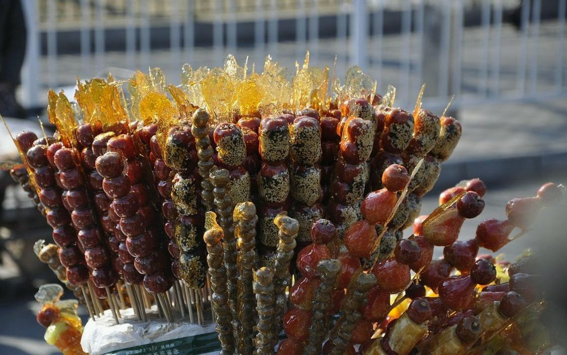 Un surtido de gominolas artesanales con colores vibrantes